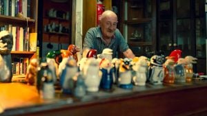 Obsesionado por las jarras de pingüino, creó un museo virtual en San Isidro