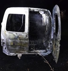 Apareció incendiada la Partner robada. Un pibe de 15 años comprometido