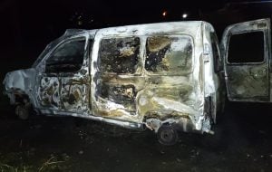 Apareció incendiada la Partner robada. Un pibe de 15 años comprometido