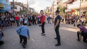 El “Michael Jackson” de Laferrere: Convoca a miles de personas con su show y ayuda a su mamá con lo que junta