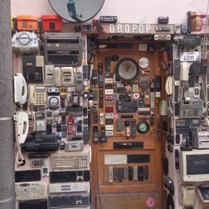 Casa Obopop: una curiosa instalación artística en Saavedra que apuesta a la nostalgia de los vecinos