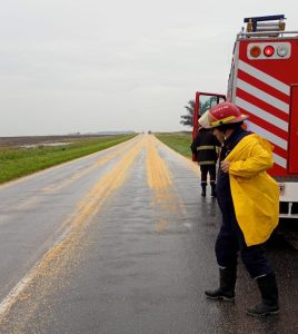 Camión derramó maíz sobre Ruta 228. El tránsito estuvo interrumpido
