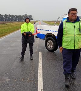 Camión derramó maíz sobre Ruta 228. El tránsito estuvo interrumpido