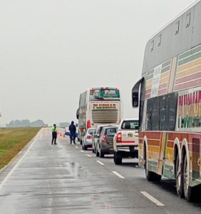 Camión derramó maíz sobre Ruta 228. El tránsito estuvo interrumpido
