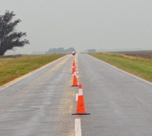 Camión derramó maíz sobre Ruta 228. El tránsito estuvo interrumpido