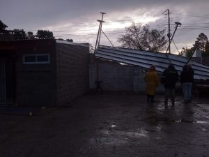 (video)Viento: Se voló un tinglado en Villa del Parque. También cayó el corralón