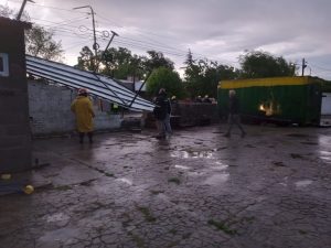 (video)Viento: Se voló un tinglado en Villa del Parque. También cayó el corralón