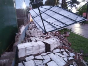 (video)Viento: Se voló un tinglado en Villa del Parque. También cayó el corralón