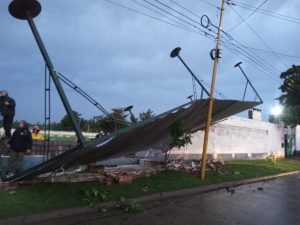 (video)Viento: Se voló un tinglado en Villa del Parque. También cayó el corralón