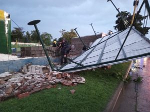 (video)Viento: Se voló un tinglado en Villa del Parque. También cayó el corralón