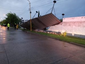 (video)Viento: Se voló un tinglado en Villa del Parque. También cayó el corralón