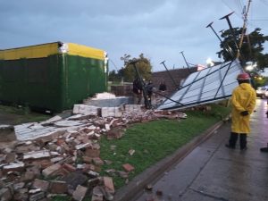 (video)Viento: Se voló un tinglado en Villa del Parque. También cayó el corralón
