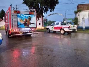 (video)Viento: Se voló un tinglado en Villa del Parque. También cayó el corralón