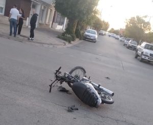Motociclista al hospital luego de chocar con una camioneta