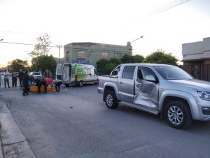 Motociclista al hospital luego de chocar con una camioneta