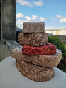 Ladrillos y placas con maples, el invento con potencial social de un estudiante en Corrientes