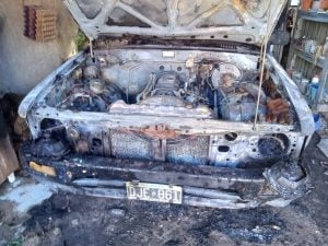 En la madrugada: Incendio de camioneta en garage de vivienda