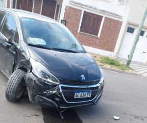 Un auto chocó contra una camioneta estacionada. No hay heridos