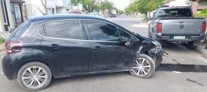 Un auto chocó contra una camioneta estacionada. No hay heridos