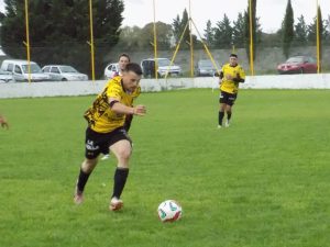 Futbol: Echegoyen ganó y se salvó. Once Corazones jugará la Promoción
