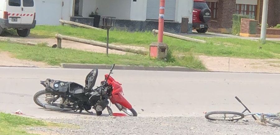Choque entre moto y bicicleta en Guemes e Hipólito Irigoyen