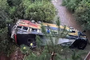 (video) Misiones: Al menos 7 muertos tras chocar un colectivo con un auto en Ruta 14