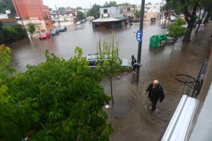 Trágico temporal en Buenos Aires: colapso por inundaciones y un muerto