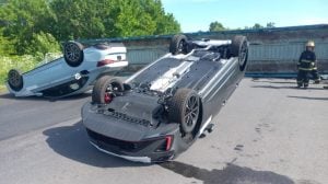 Camión que transportaba autos volcó en Ruta 51