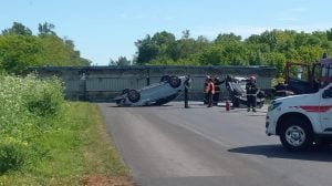 Camión que transportaba autos volcó en Ruta 51