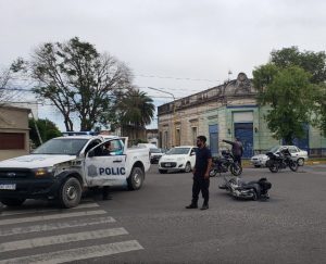 Accidente: Motociclista trasladada al hospital preventivamente