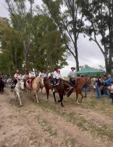 Un encuentro por la identidad en Micaela Cascallares con cabalgata y folclore