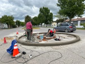 Chaves: nueva rotonda en Perón y San Martín. Una obra que ordena y mejora la seguridad vial