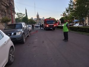 Ardió chimenea en local gastronómico del centro