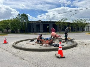 Chaves: nueva rotonda en Perón y San Martín. Una obra que ordena y mejora la seguridad vial