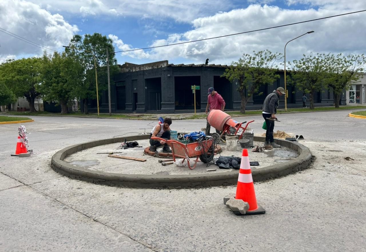 Chaves: nueva rotonda en Perón y San Martín. Una obra que ordena y mejora la seguridad vial
