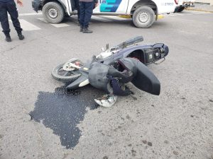 Accidente: Motociclista trasladada al hospital preventivamente
