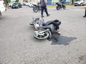 Accidente: Motociclista trasladada al hospital preventivamente