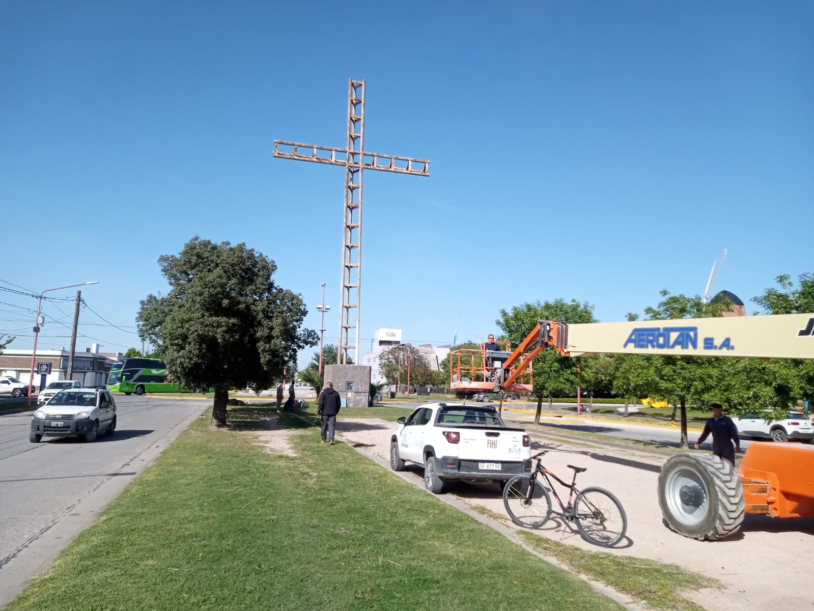 Trabajos de mantenimiento y mejoras en la Cruz del Centenario