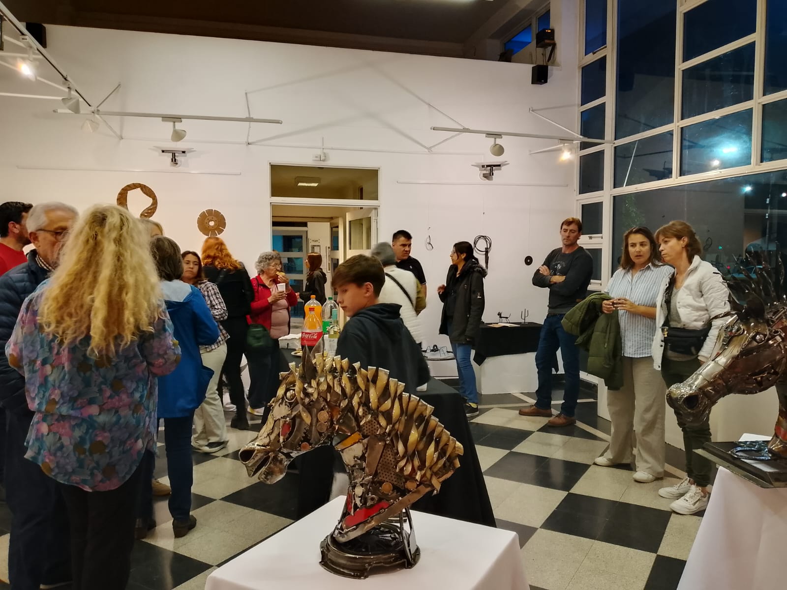 El escultor Emiliano Juárez inauguro su muestra “Renacer del Acero” en el Mulazzi