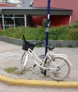 Joven derivada al hospital luego de colisionar en Colón y Lavalle. Iba en bicicleta
