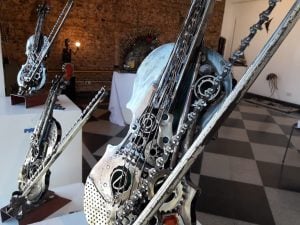 El escultor Emiliano Juárez inauguro su muestra “Renacer del Acero” en el Mulazzi