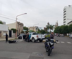 Accidente: Motociclista trasladada al hospital preventivamente
