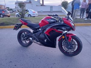 Motociclista atropelló a un inspector municipal en control de tránsito