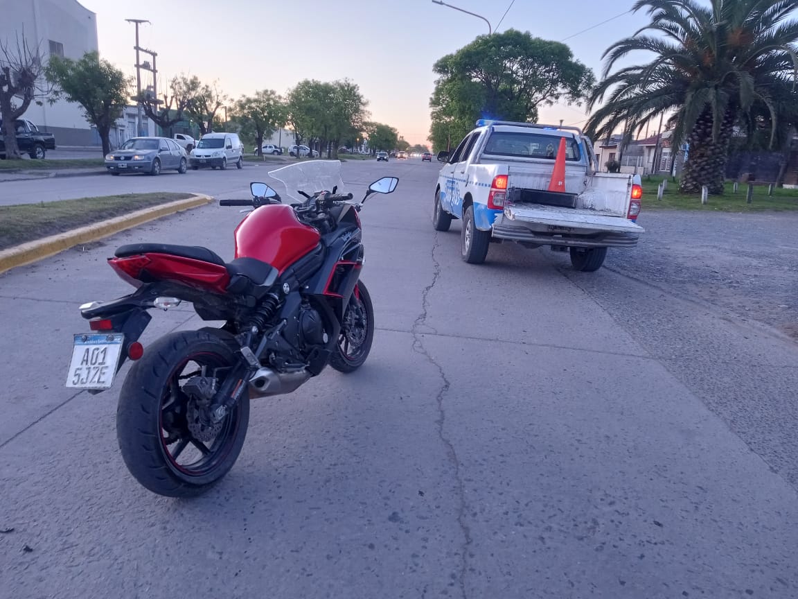 Motociclista atropelló a un inspector municipal en control de tránsito