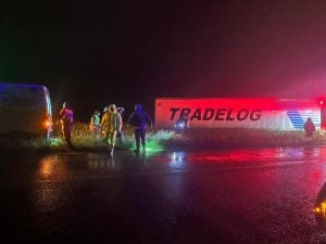 (videos) Despiste y “efecto tijera” de un semi en Ruta 3 casi 85