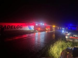 (videos) Despiste y “efecto tijera” de un semi en Ruta 3 casi 85