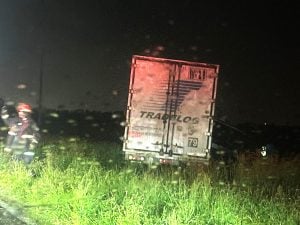 (videos) Despiste y “efecto tijera” de un semi en Ruta 3 casi 85