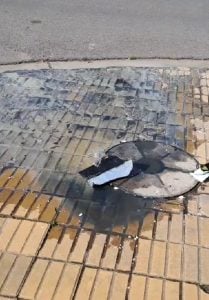 “Es inhumano”: vecinos denuncian un mes de cloacas derramando líquido. Obras Sanitarias prometió empezar la reparación mañana(videos)