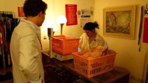 La experiencia verdulería llegó a la moda: ahora se puede comprar ropa por kilo en Buenos Aires