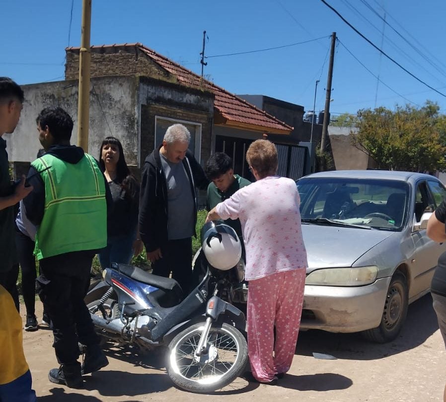 Motociclista al Hospital por impacto con un auto